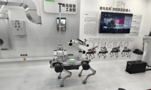 青鸟消防首次展示四足机器人“青鸟灵豹”，应对极端复杂与高危消防场景