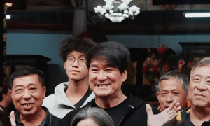 周华健带国外老婆回潮汕！一家3口同框祭祖，65岁妻子满头银发，与当地老乡互动好欢乐！